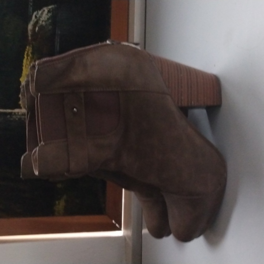 Women's size 7 grey boots